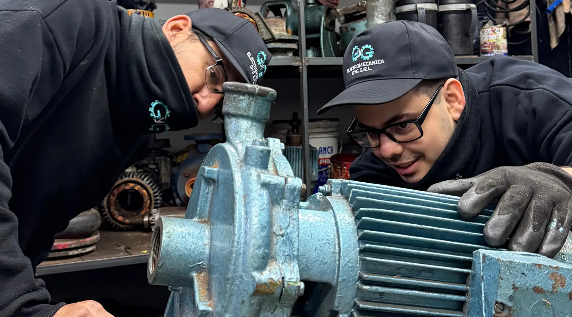 Trabajo en equipo en el taller de Electromecánica G&G